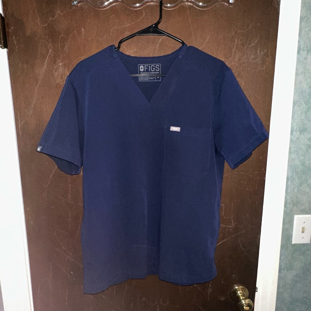 FIGS Chisec Men’s Navy Short Sleeve V-Neck Scrub Top